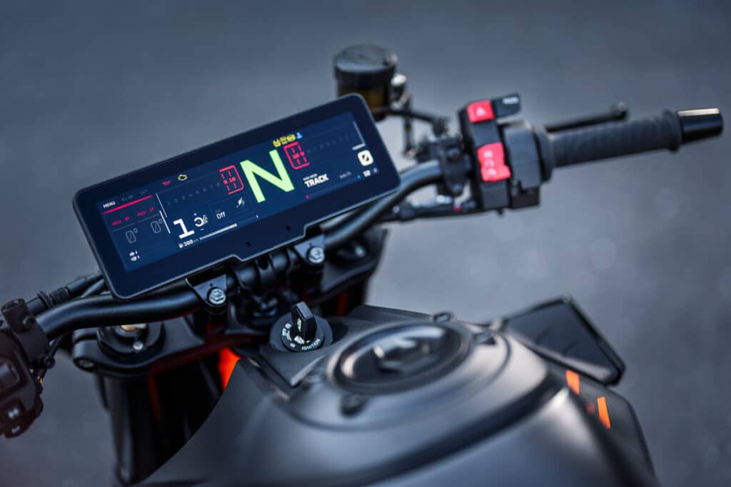 Il display della 990 DUKE R (© KTM)