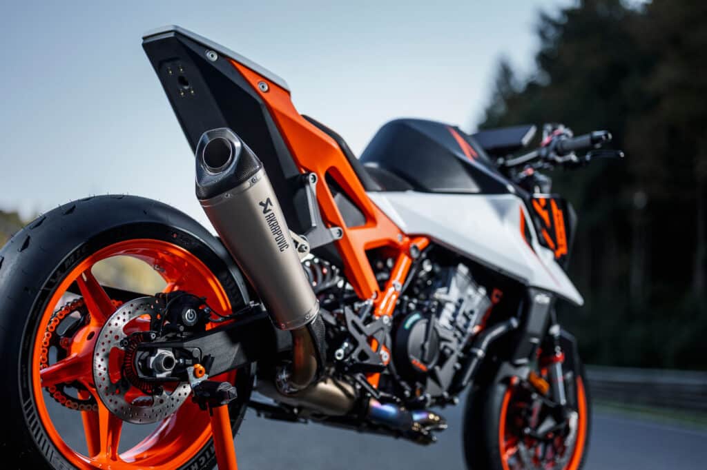 La 990 DUKE R vista da dietro (© KTM)