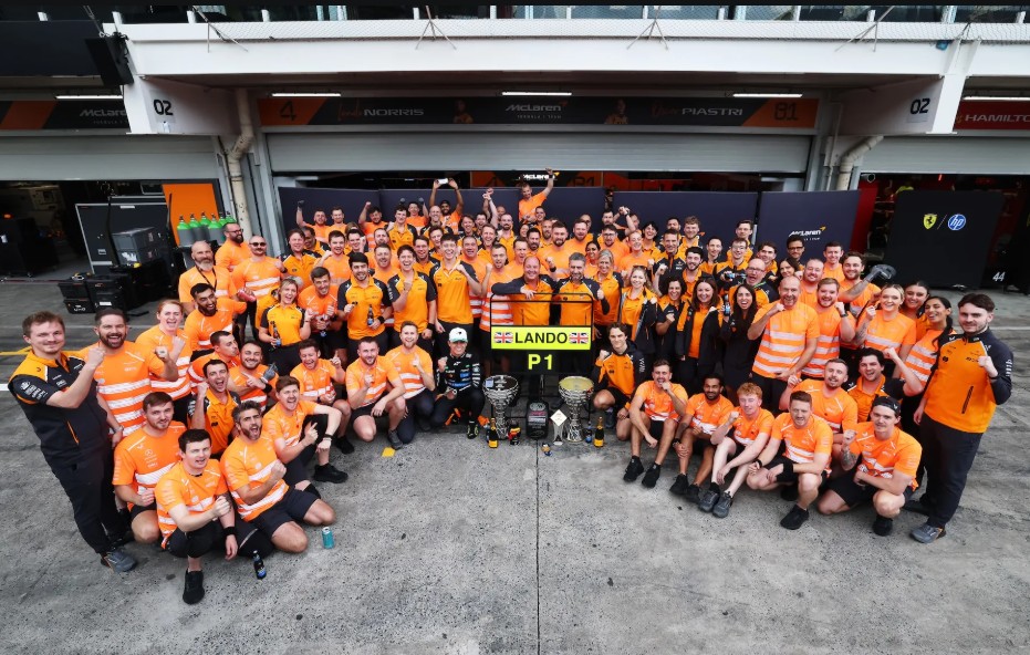 La foto celebrativa dopo il successo di Lando