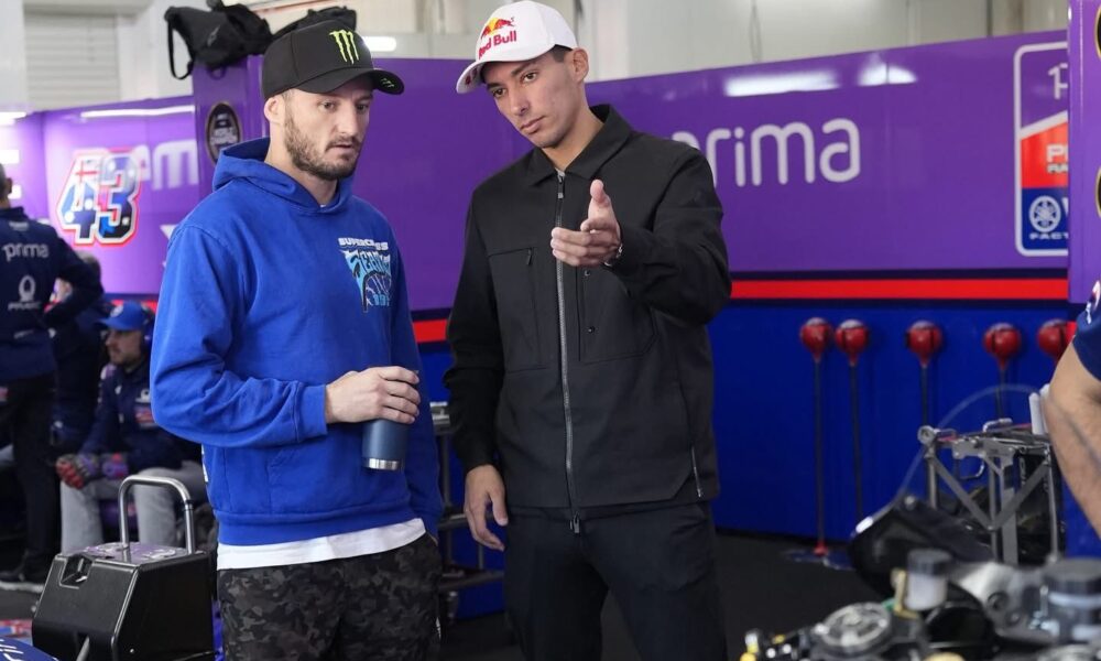 Razgatlioglu e Miller nel box Yamaha (© MotoGP)