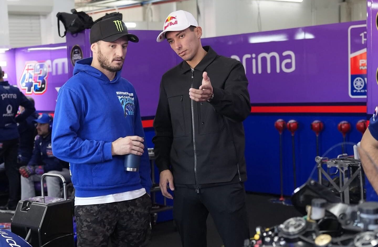 Razgatlioglu e Miller nel box Yamaha (© MotoGP)