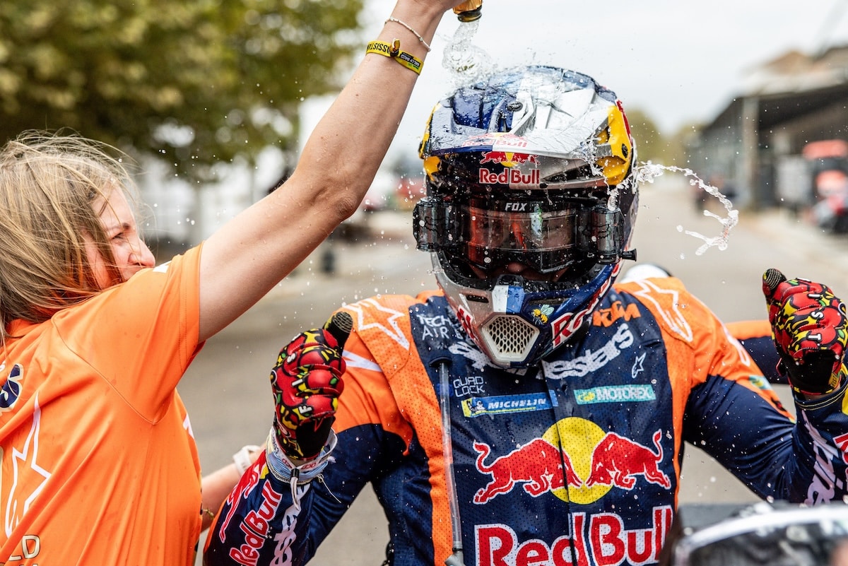 Daniel Sanders dopo la vittoria del titolo nel mondiale Rally Raid