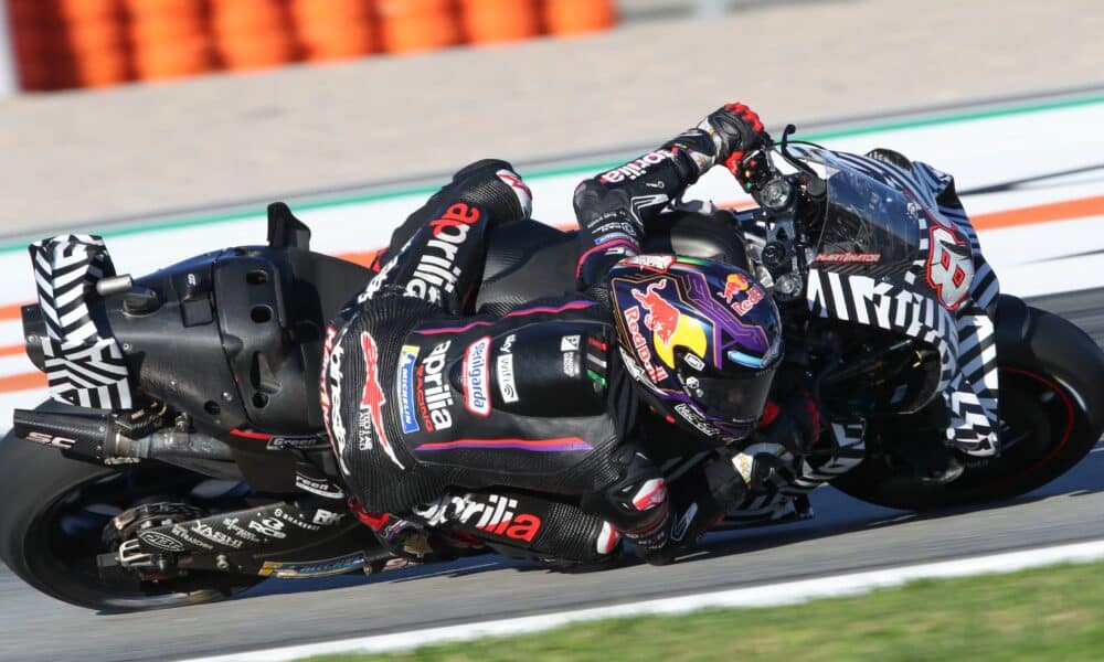 Jorge Martin con le seat winglets sviluppate da Aprilia in vista della stagione MotoGP 2026 (© Red Bull Content Pool)