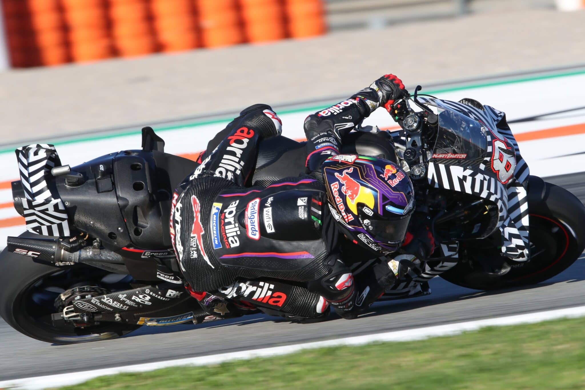 Jorge Martin con le seat winglets sviluppate da Aprilia in vista della stagione MotoGP 2026 (© Red Bull Content Pool)