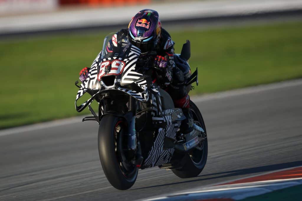 In questa foto sono visibili le ali nella zona ai lati della sella dell'Aprilia (© Red Bull Content Pool)