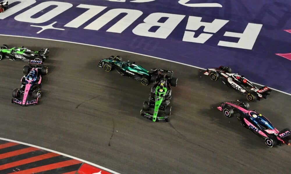 La scena dopo l'incidente al via del GP di Las Vegas, che ha costretto la FIA a fare intervenire i marshal (© F1)