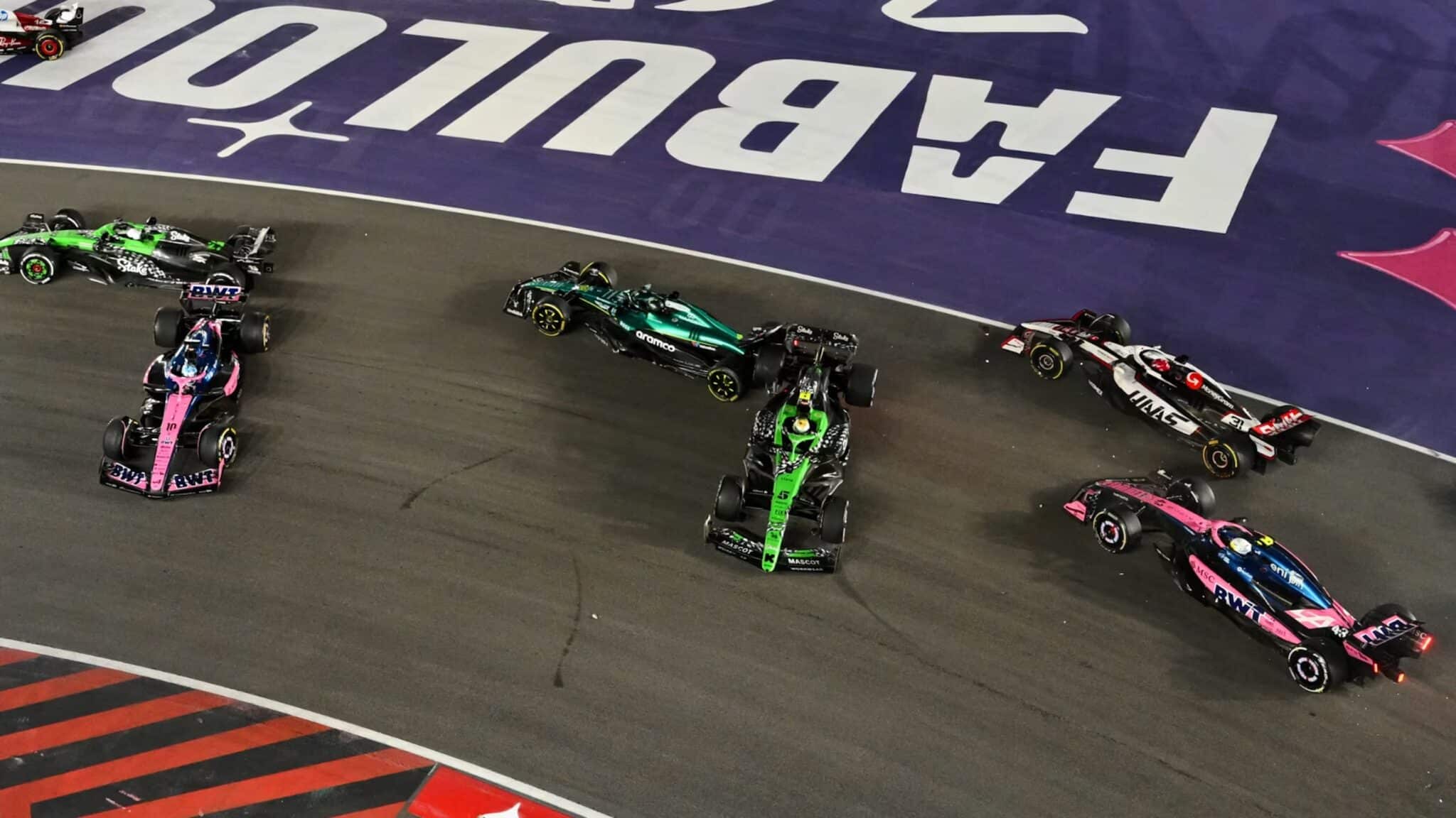 La scena dopo l'incidente al via del GP di Las Vegas, che ha costretto la FIA a fare intervenire i marshal (© F1)