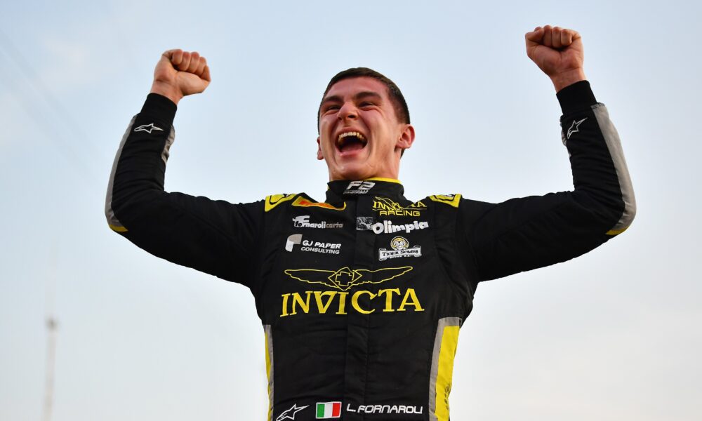 L'esultanza di Leonardo Fornaroli dopo la Featur Race in Qatar (© FIA Formula 2)