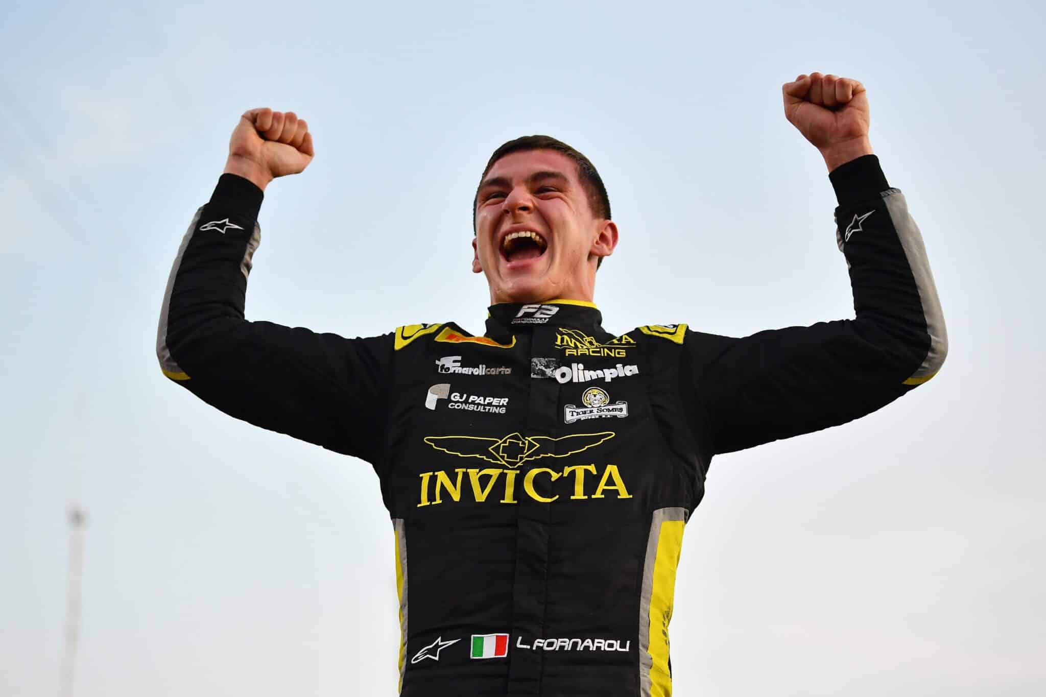 L'esultanza di Leonardo Fornaroli dopo la Featur Race in Qatar (© FIA Formula 2)
