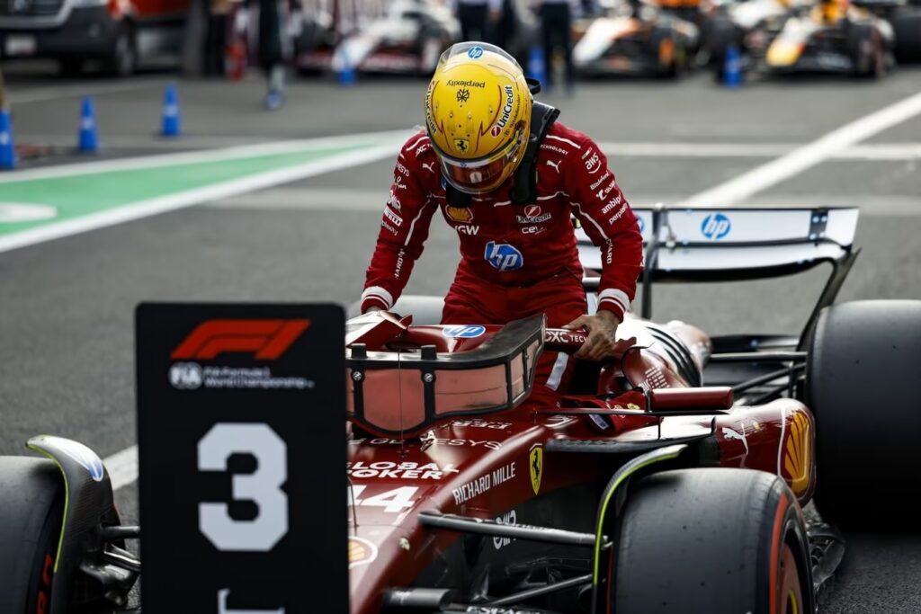 Hamilton mentre scende dalla SF-25 dopo le qualifiche in Messico. Per lui potrebbe non esserci il rinnovo con Ferrari dopo il 2026