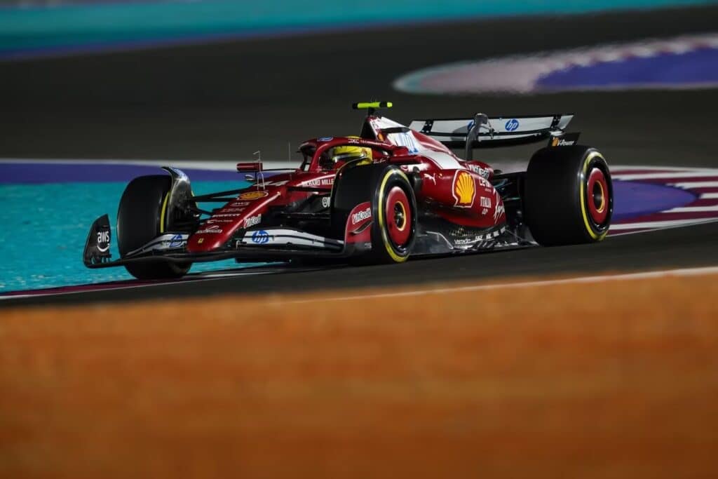 Hamilton in pista in Qatar (© Ferrari)