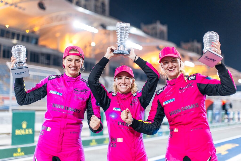 Sarah Bovy, Rahel Frey e Michelle Gatting dopo la vittoria in Bahrain nel 2023 (© Iron Dames)
