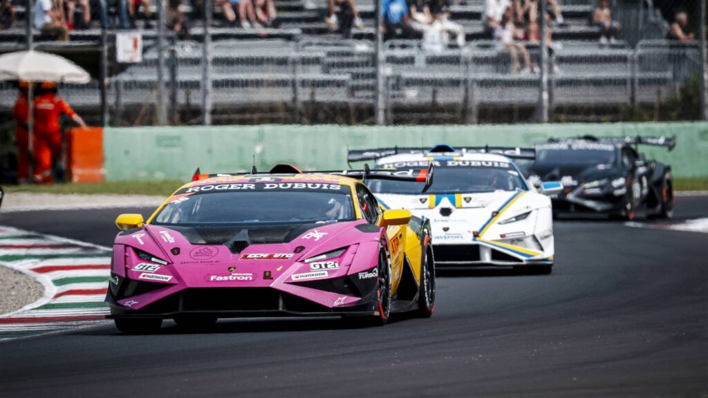 La #36 dell'Oregon Team, impegnata nel Super Trofeo Europa