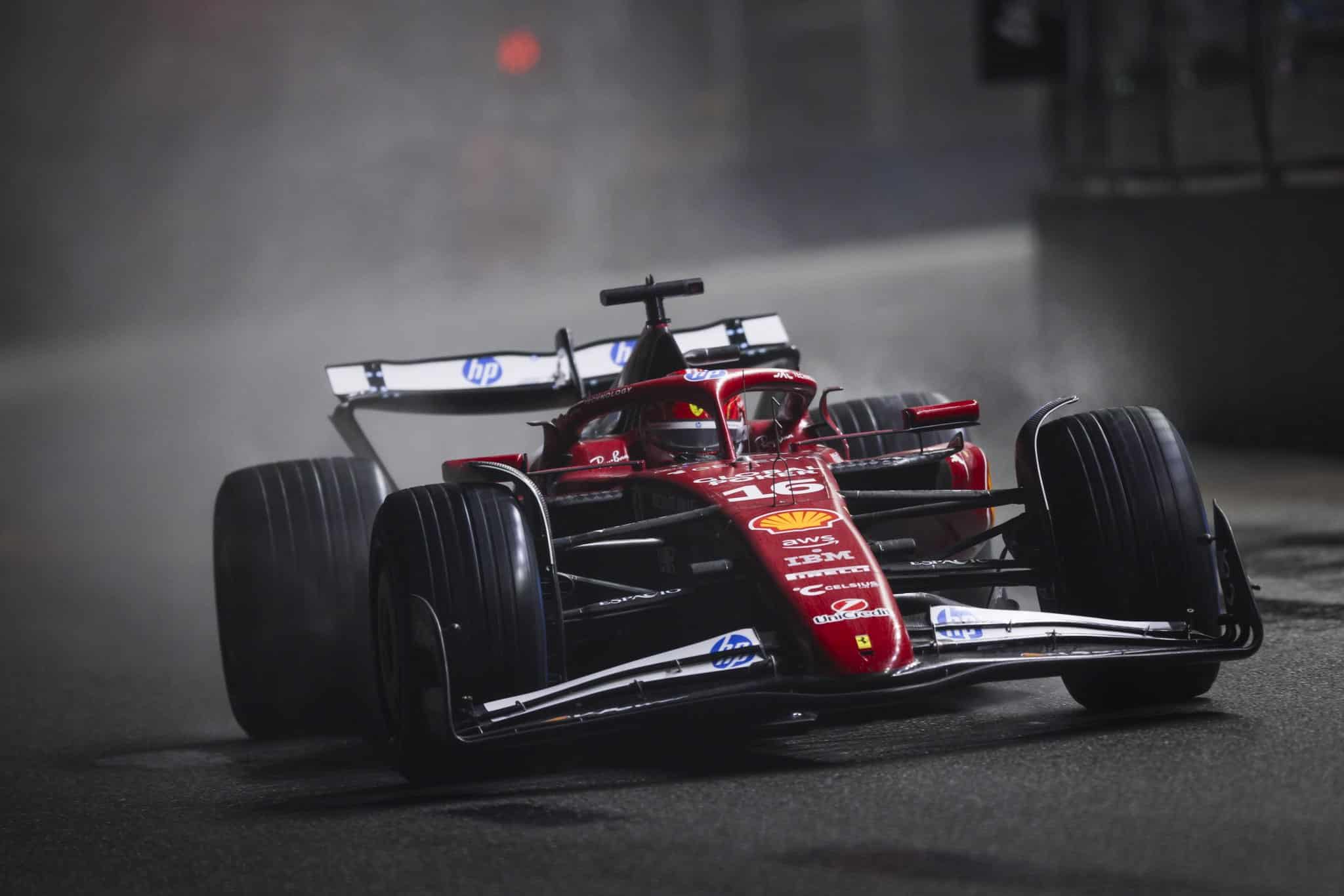 Charles Leclerc durante le qualifiche a Las Vegas (© Ferrari)