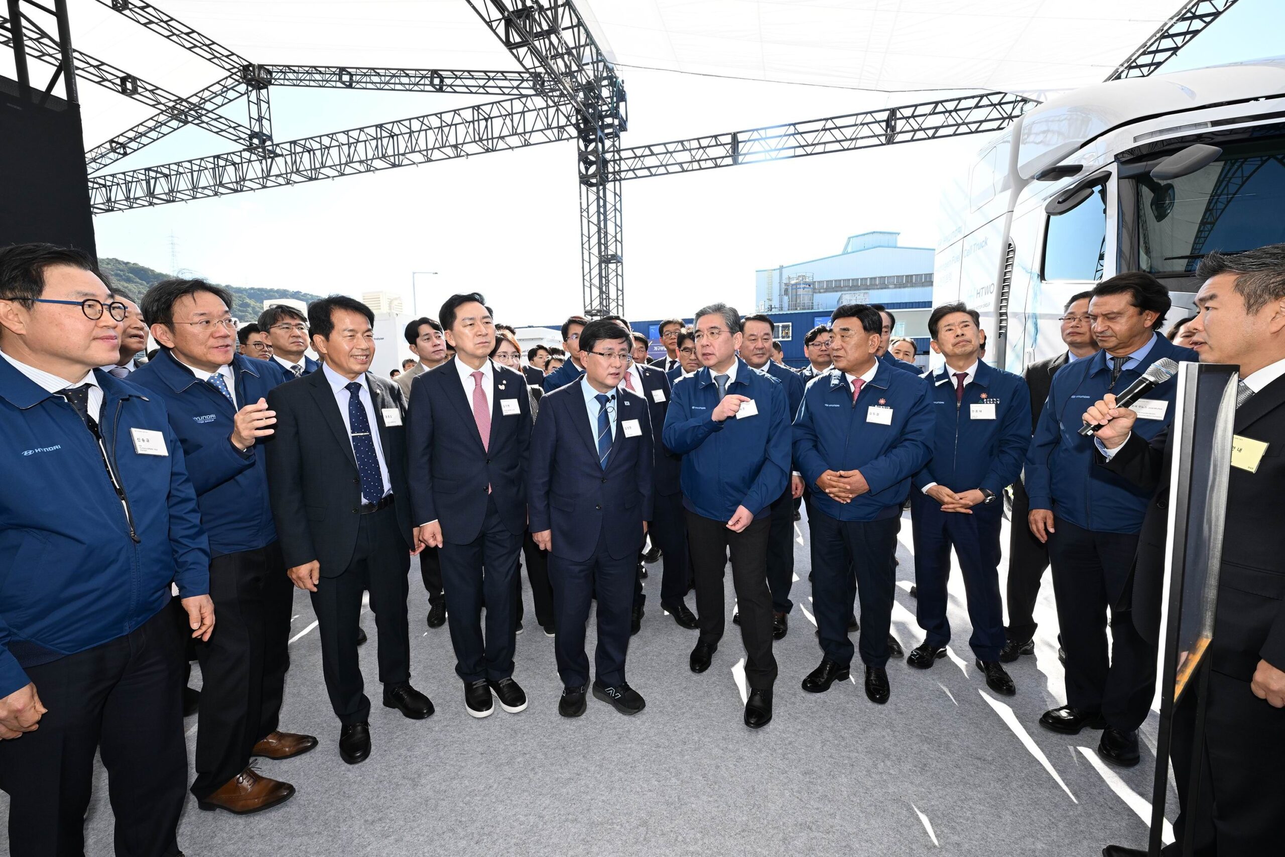 La visita durante l'inaugurazione dello stabilimento di Ulsan di Hyundai (© Hyundai)