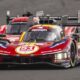 La Ferrari #51 e la Porsche #6 in pista. Si giocheranno il campionato alla 8 Ore del Bahrain 2025