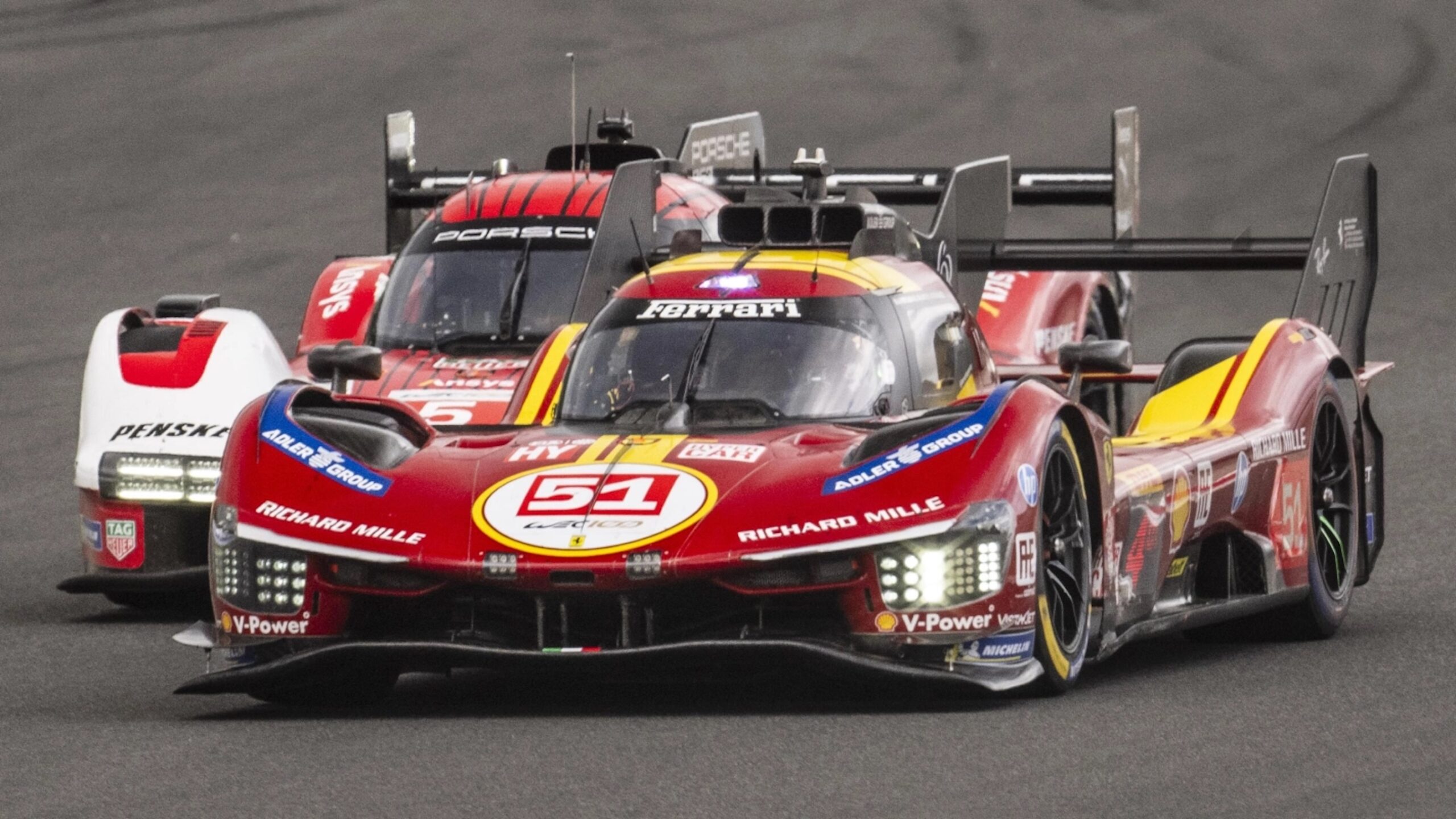 La Ferrari #51 e la Porsche #6 in pista. Si giocheranno il campionato alla 8 Ore del Bahrain 2025