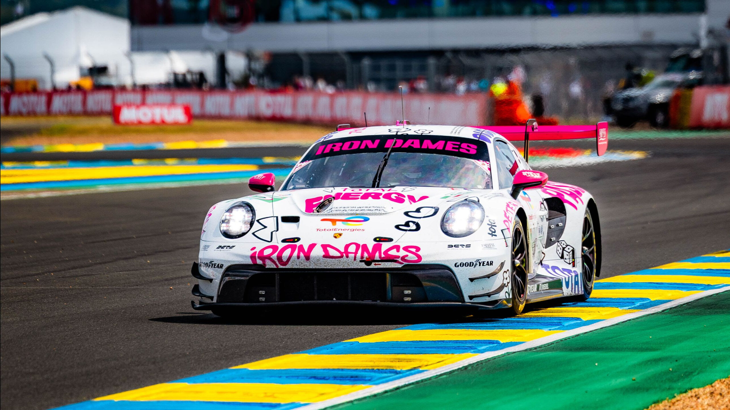 La Porsche #85 delle Iron Dames durante la 24 Ore di Le Mans