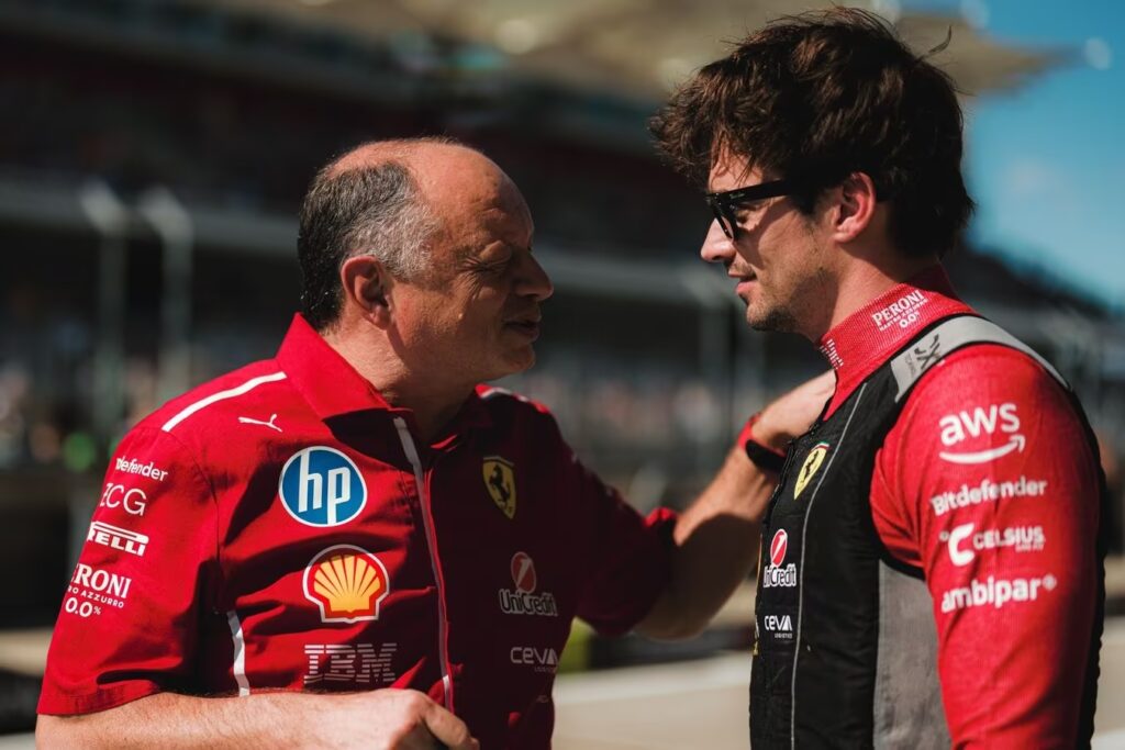Fred Vasseur a colloquio con Charles Leclerc ad Austin