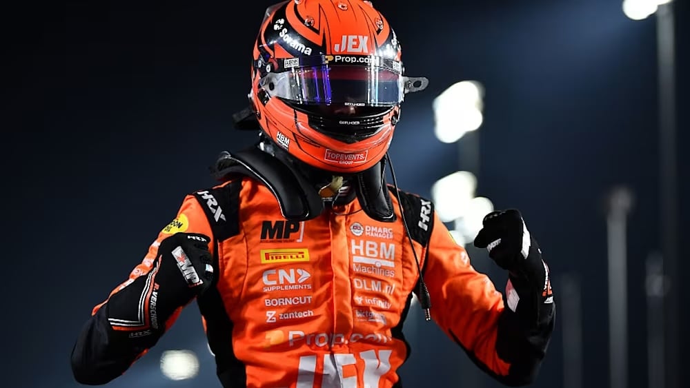 Richard Verschoor dopo la vittoria della Sprint Race a Qatar (© F2)