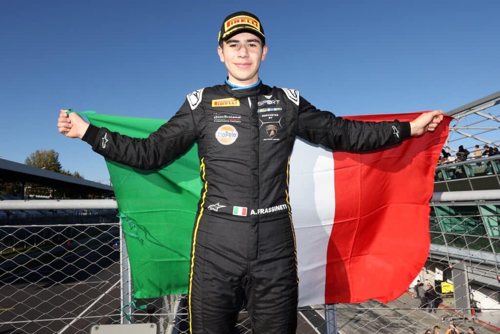 Frassineti sul podio di Monza dopo aver vinto il CIGT Sprint 2025 (© ACI Sport)