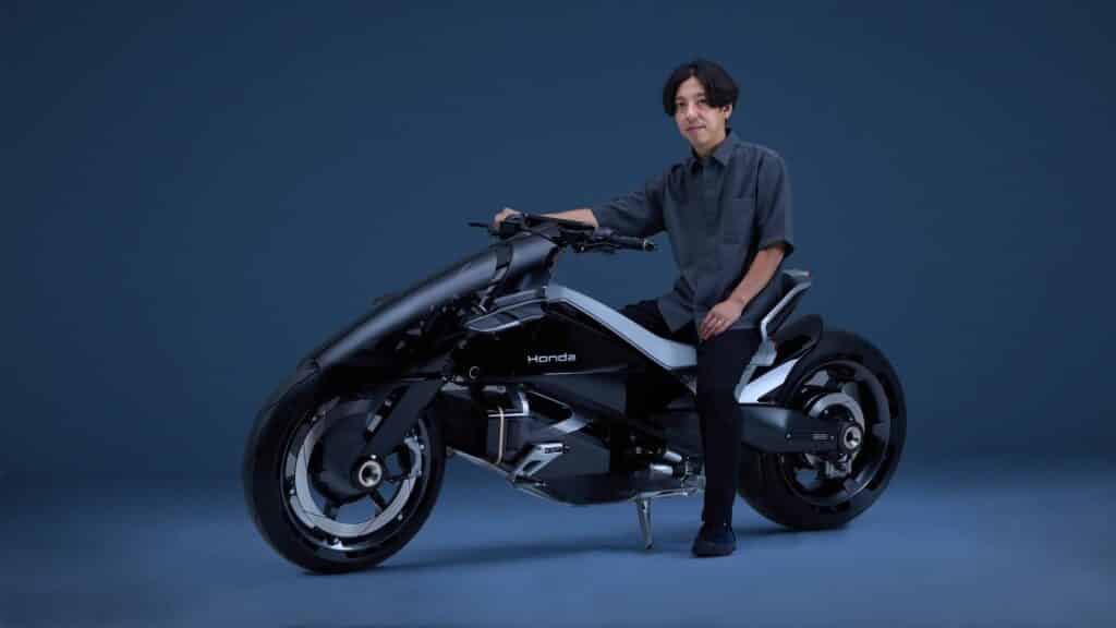 Il project leader Tsutsumi con la EV Outlier Concept (© Honda)
