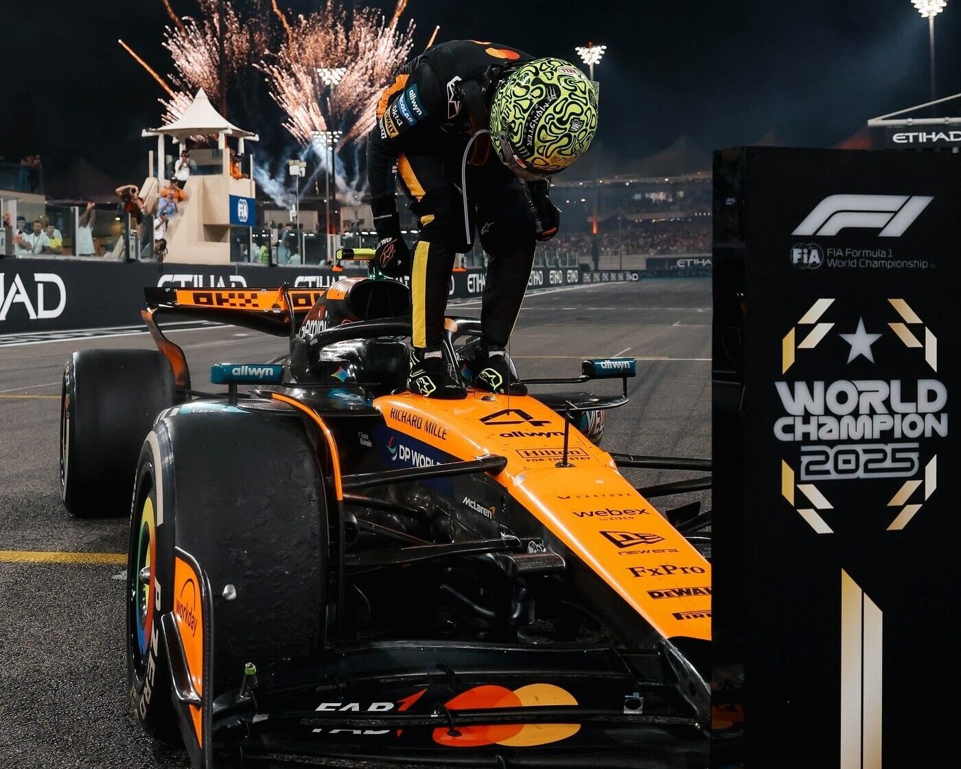 Lando Norris festeggia il Titolo Piloti