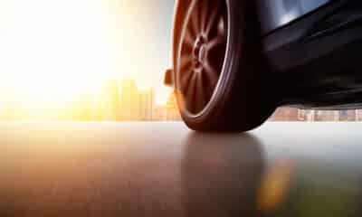 Auto su strada (© Depositphotos)