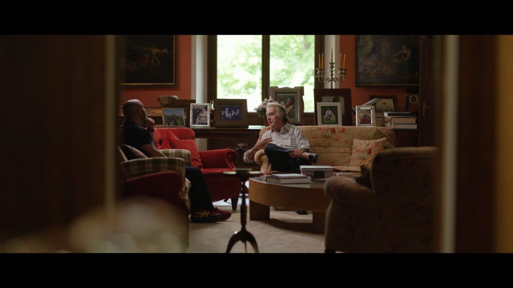 La poltrona rossa su cui si sedette Ayrton Senna, tra Harris e Montezemolo (© Notorius Pictures)