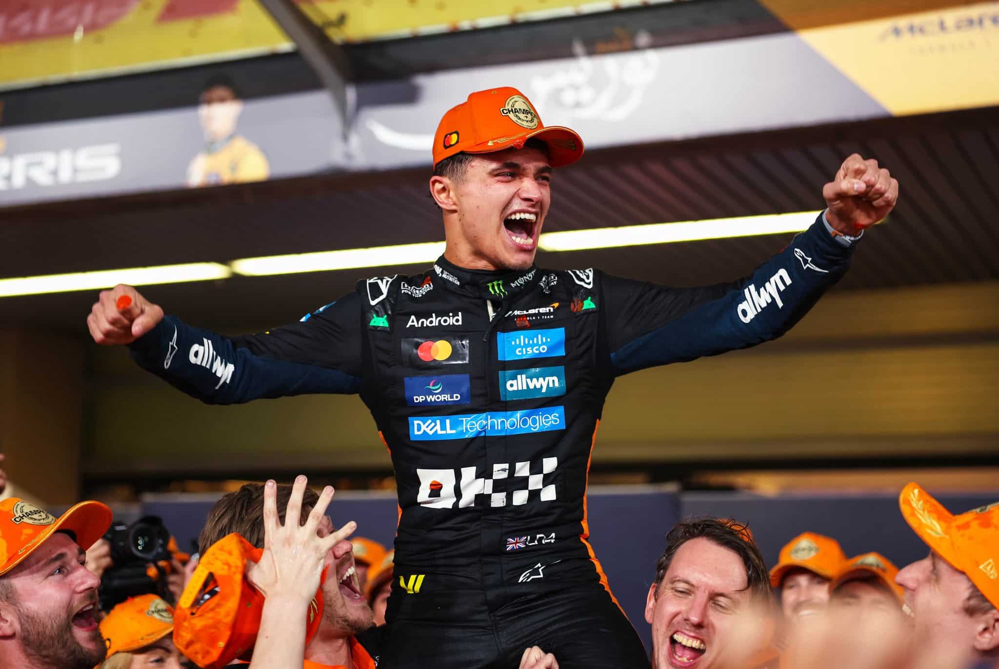 Lando Norris festeggia il titolo ad Abu Dhabi