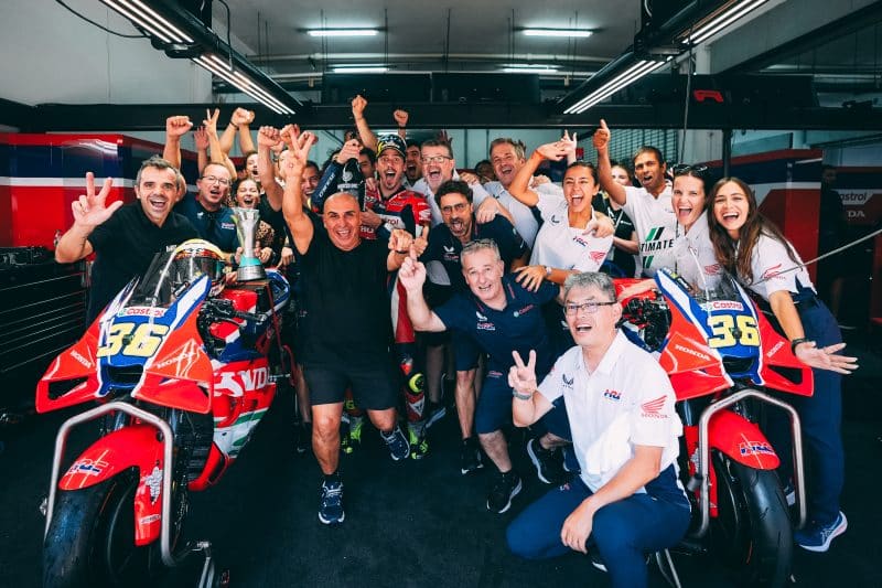 La grande festa dopo il podio di Mir in Malesia