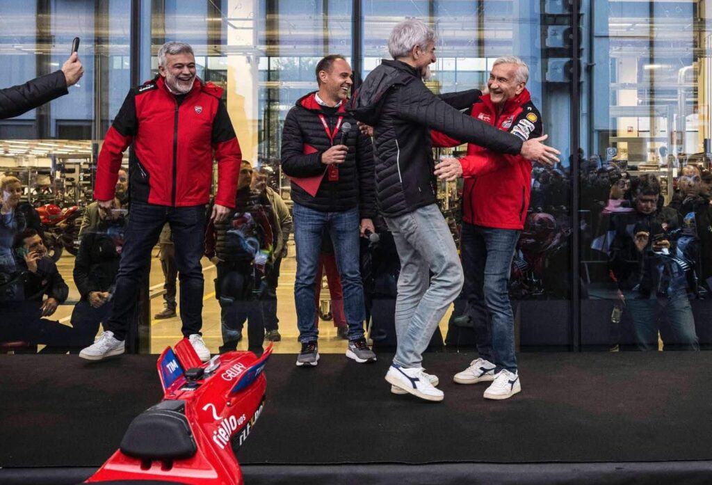 L'abbraccio tra Gigi Dall'Igna e Davide Tardozzi