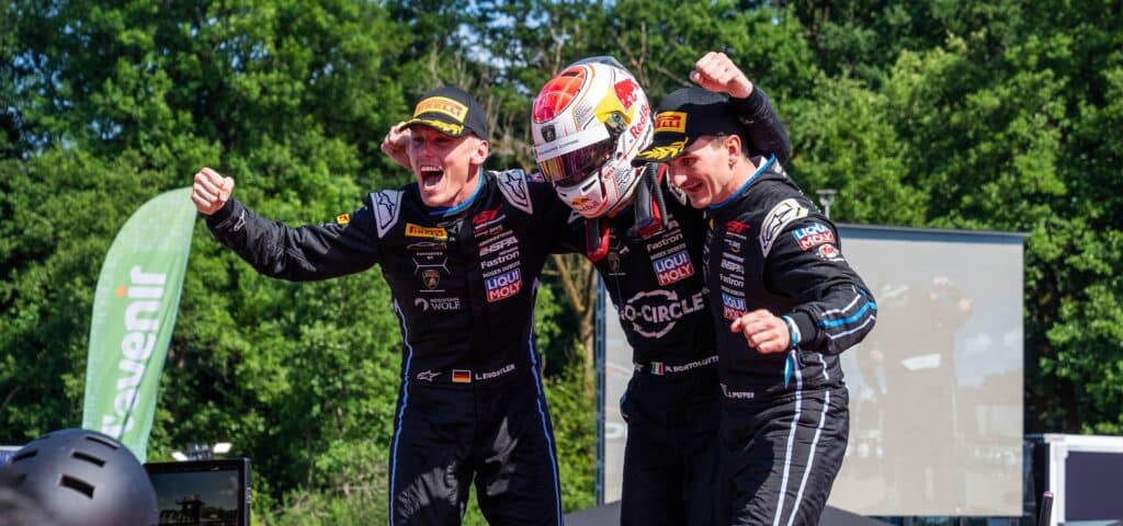 L'esultanza di Engstler, Bortolotti e Pepper al termine della 24 Ore di Spa (© Lamborghini)