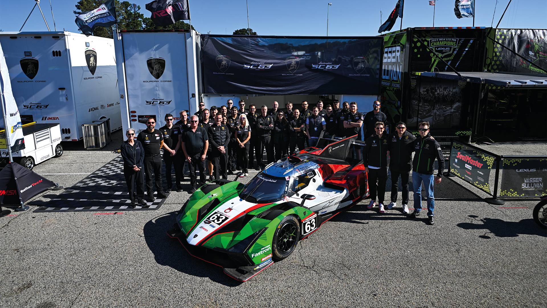 La foto di gruppo in occasione della Petit Le Mans a Road Atlanta, ultima gara della SC63 (© Lamborghini)