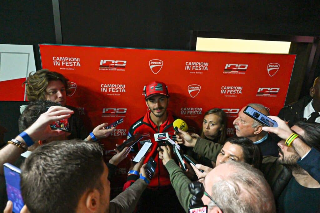 Bagnaia con i giornalisti a Campioni in Festa 2025 (© Marco Montrone)