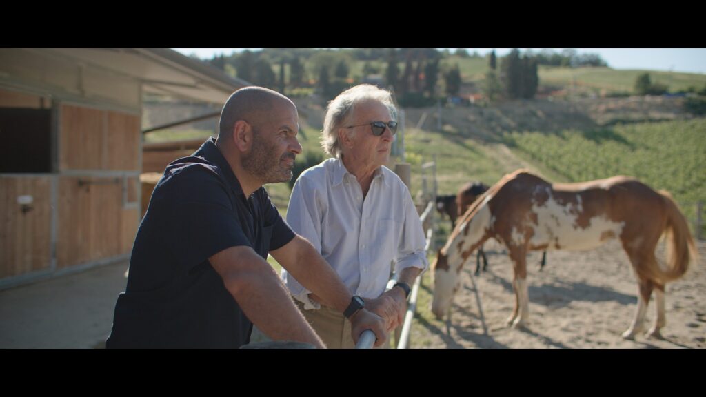 Luca Cordero di Montezemolo e Chris Harris nel ranch del manager italiano (© Notorius Pictures)