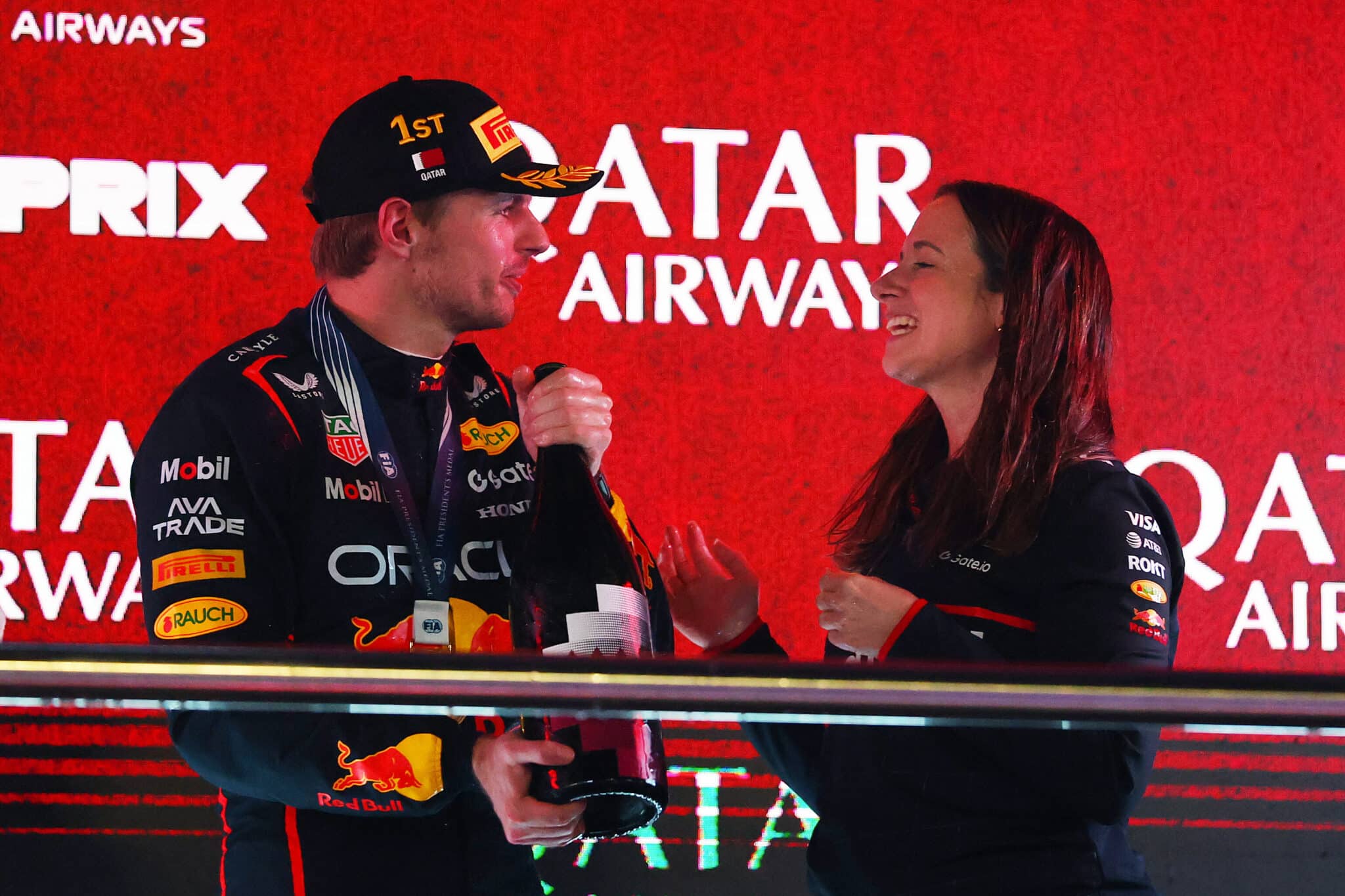 Hannah Schmitz con Max Verstappen sul podio del GP del Qatar