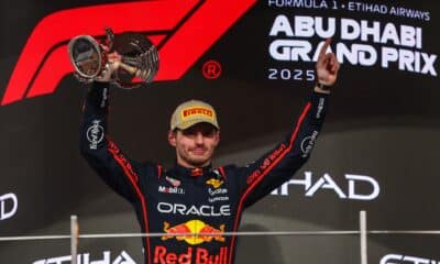 Max Verstappen sul podio di Abu Dhabi (© Red Bull Content Pool)