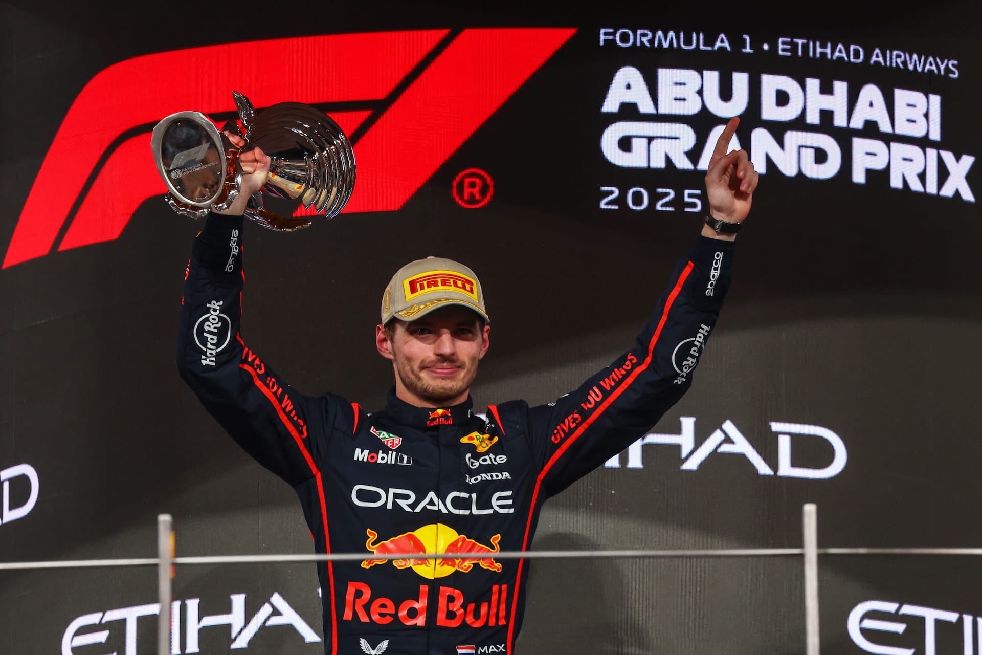 Max Verstappen sul podio di Abu Dhabi (© Red Bull Content Pool)