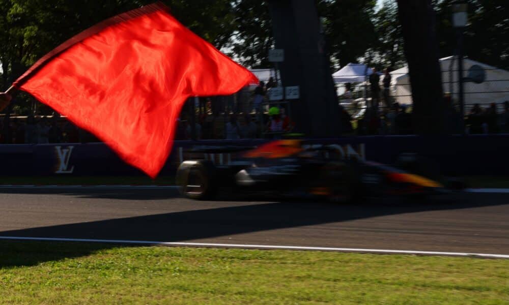 Una bandiera rossa sventolata a Imola. Le modifiche dei regolamenti sportivi F1 2026 prevederanno cambiamenti in caso di interruzione delle prove libere nei weekend Sprint (© Red Bull Content Pool)