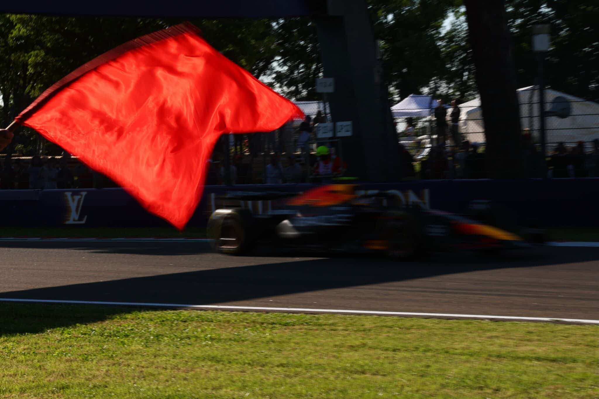 Una bandiera rossa sventolata a Imola. Le modifiche dei regolamenti sportivi F1 2026 prevederanno cambiamenti in caso di interruzione delle prove libere nei weekend Sprint (© Red Bull Content Pool)