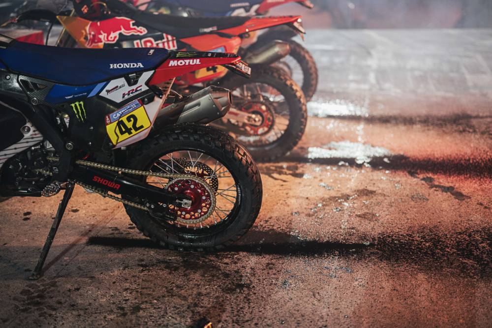 La Honda di Adrien Van Beveren in primo piano durante la cerimonia del podio della Dakar 2025