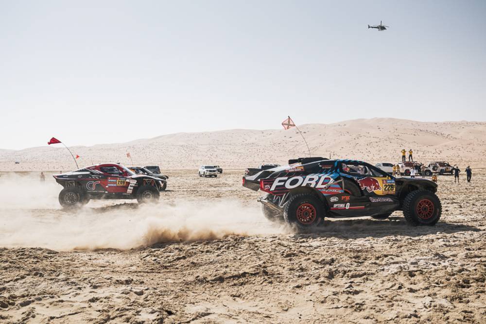 La partenza delle auto nella stage 12 della Dakar 2025