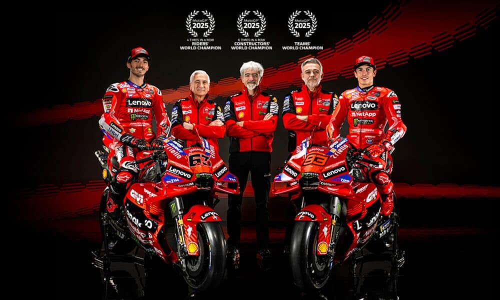 La foto di presentazione della Ducati nel 2025: da sinistra Francesco Bagnaia vicino a Davide Tardozzi. A destra Marc Marquez (© Ducati)