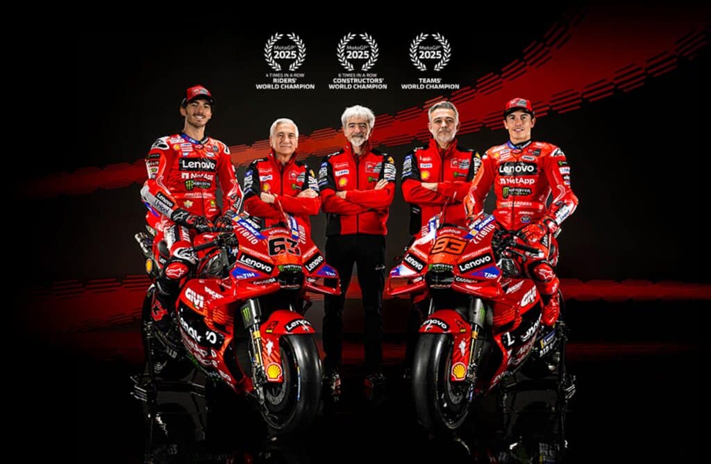 La foto di presentazione della Ducati nel 2025: da sinistra Francesco Bagnaia vicino a Davide Tardozzi. A destra Marc Marquez (© Ducati)