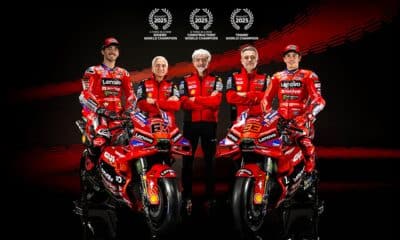 La foto di presentazione della Ducati nel 2025: da sinistra Francesco Bagnaia vicino a Davide Tardozzi. A destra Marc Marquez (© Ducati)