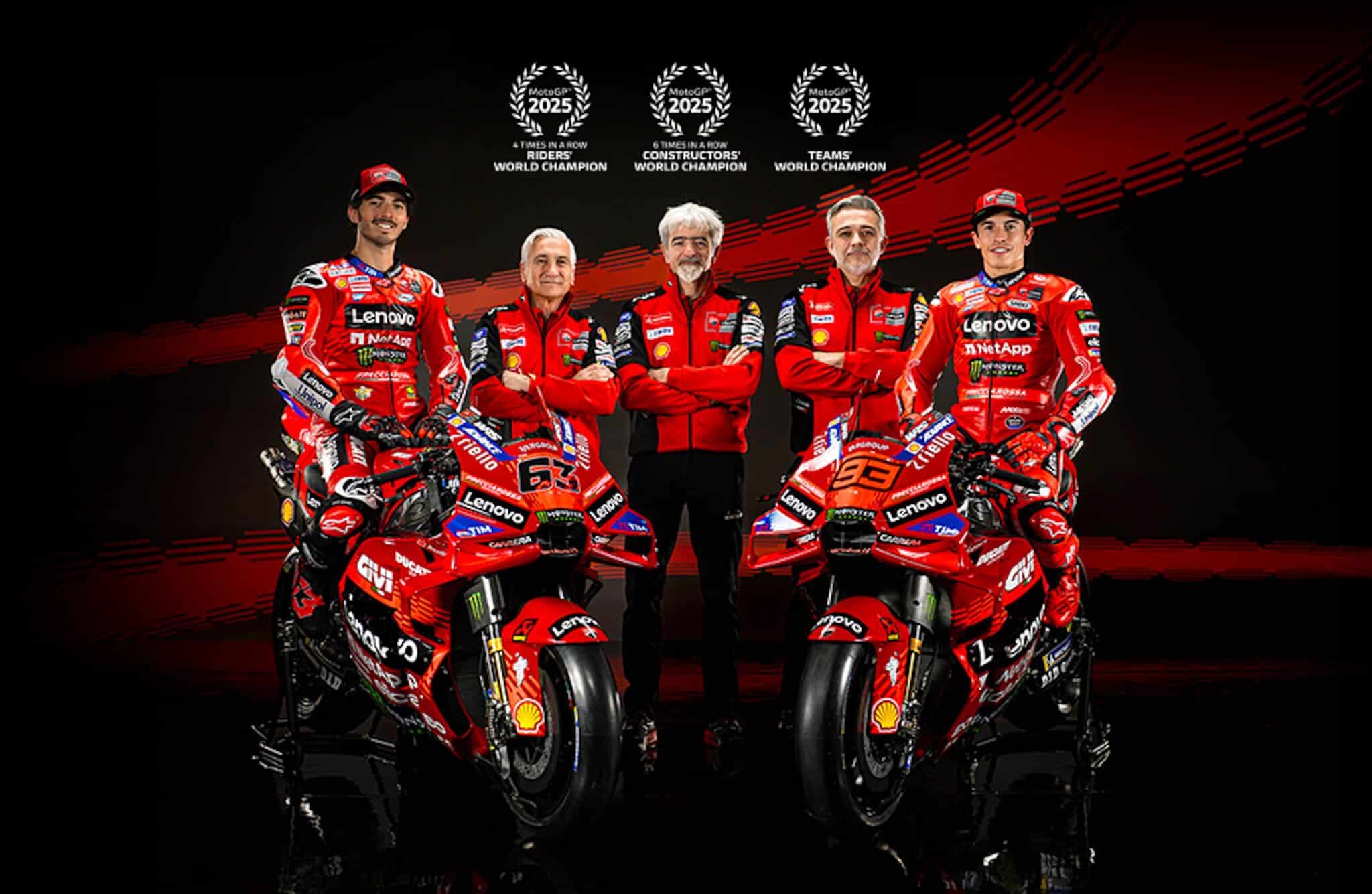 La foto di presentazione della Ducati nel 2025: da sinistra Francesco Bagnaia vicino a Davide Tardozzi. A destra Marc Marquez (© Ducati)