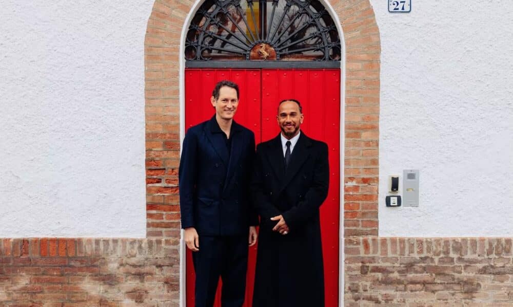 John Elkann con Lewis Hamilton. Il Presidente ha dato ai piloti le "colpe" della crisi Ferrari (© Ferrari)