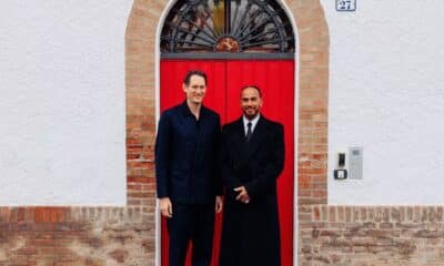 John Elkann con Lewis Hamilton. Il Presidente ha dato ai piloti le "colpe" della crisi Ferrari (© Ferrari)