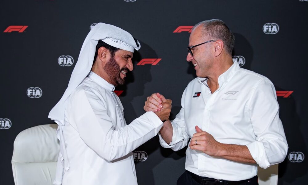 Il presidente della FIA Mohammed Ben Sulayem e il CEO della Formula 1 Stefano Domenicali dopo la firma del Patto della Concordia (© F1)